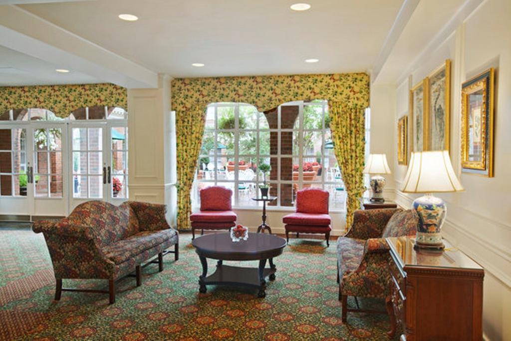 Отель Williamsburg Hospitality House Интерьер фото