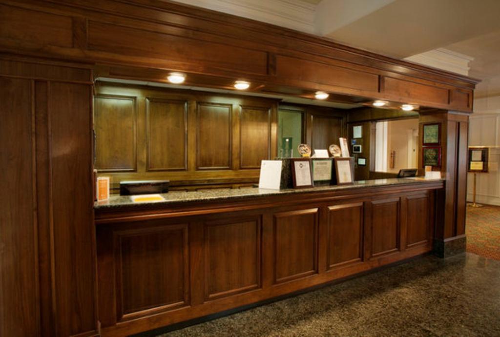 Отель Williamsburg Hospitality House Интерьер фото