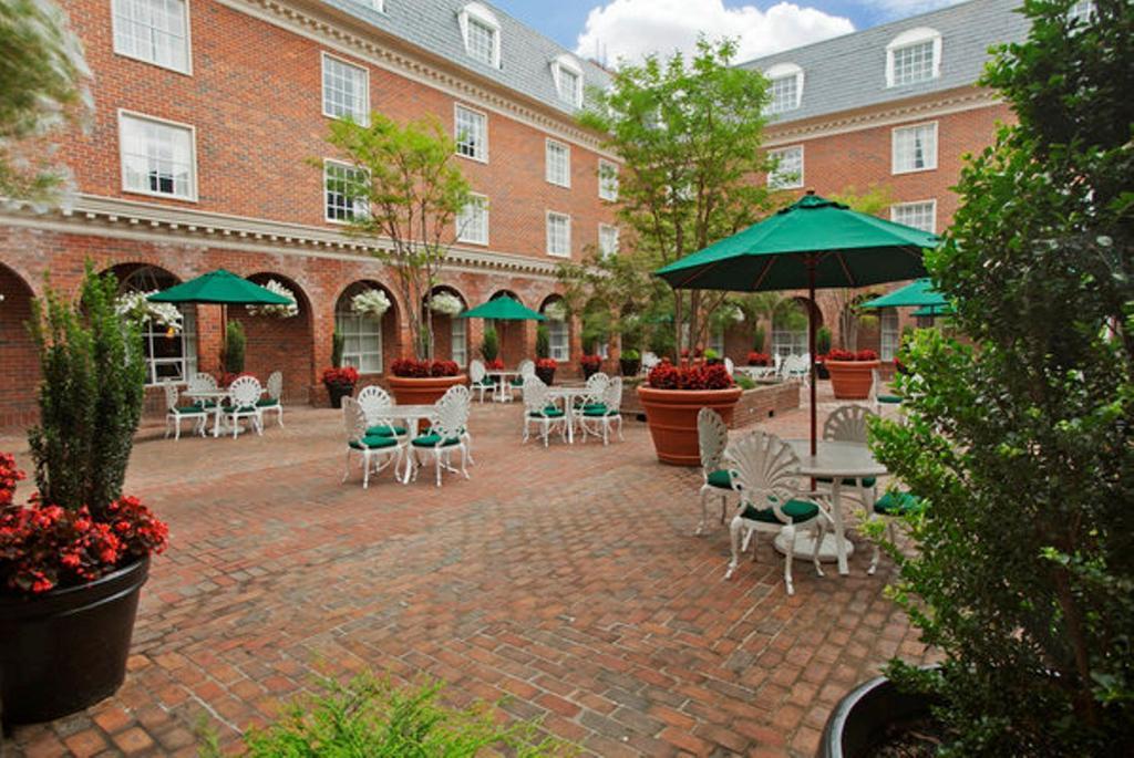 Отель Williamsburg Hospitality House Экстерьер фото